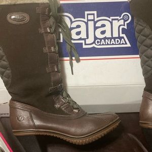 Like new Pajar knee boots . Leather and insulated . Size 9-9.5 (40).